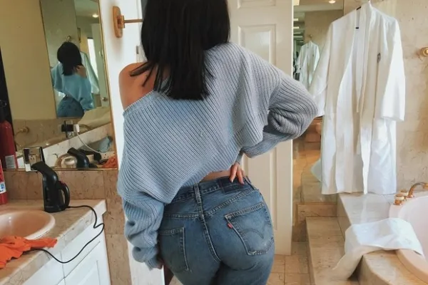 
				
					Kylie Jenner dá empinadinha no bumbum para foto sexy em banheiro
				
				
