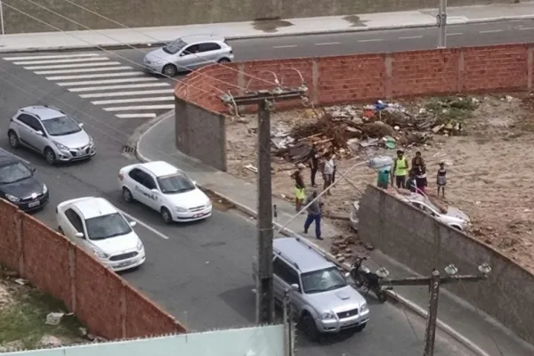 
				
					Veículo sobra em curva, derruba parte de muro e invade terreno na Jatiúca
				
				