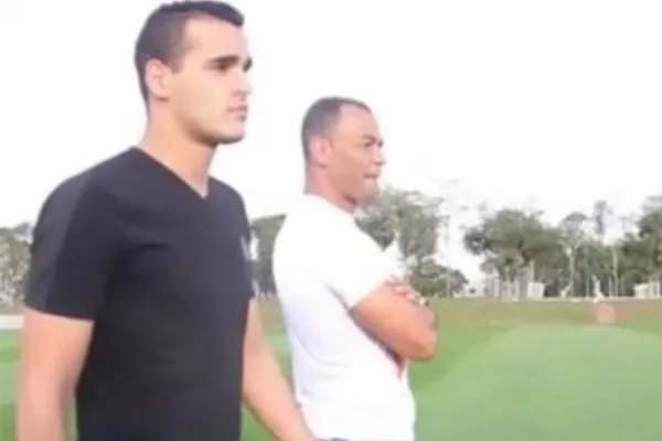 
				
					Miami United anuncia filho de Cafu como parceiro de Adriano no ataque
				
				