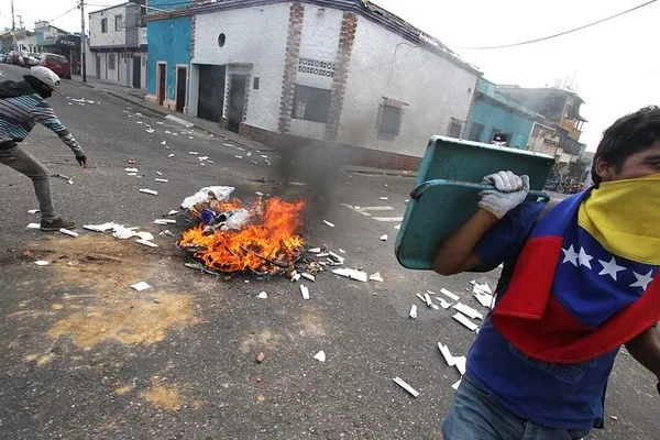 
				
					Estudantes protestam contra redução de poder do Parlamento na Venezuela
				
				