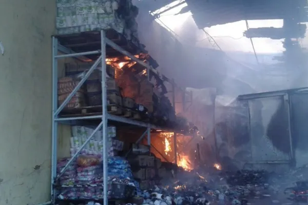 
				
					Incêndio destrói armazém no Mercado e parte do teto desaba
				
				