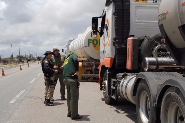 
				
					Caminhões são flagrados durante operação na BR-101 burlando lei ambiental 
				
				