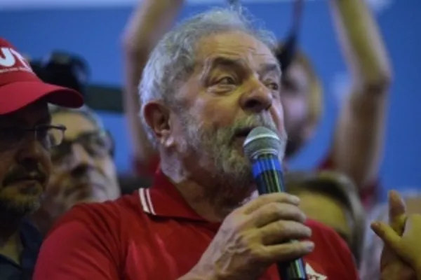 
				
					MP-SP pede prisão preventiva de Lula no caso do triplex em Guarujá
				
				