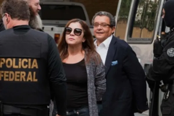 
				
					João Santana e Mônica Moura ficam em silêncio em depoimento, diz PF
				
				