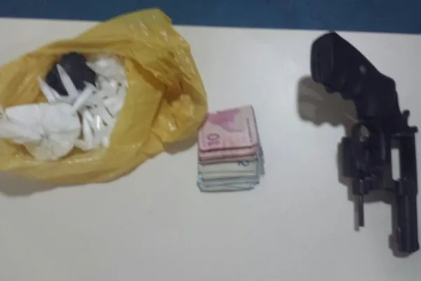 
				
					Suspeito de liderar tráfico de drogas em Alagoas é preso na Ponta Verde
				
				