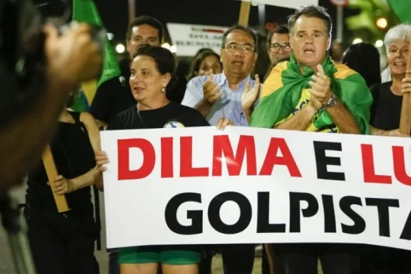 
				
					Manifestantes acampam na orla da Ponta Verde em protesto contra Dilma
				
				