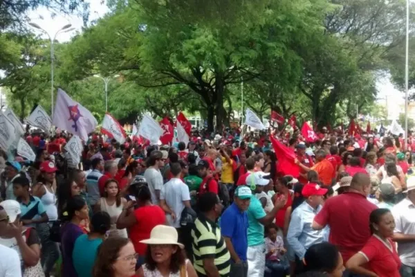 
				
					Manifestantes fazem caminhada a favor da presidente Dilma Rousseff
				
				