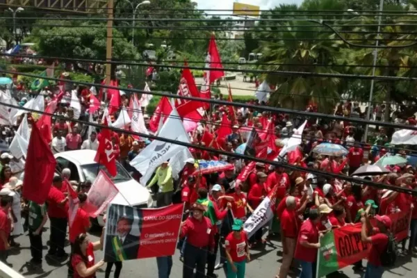 
				
					Manifestantes fazem caminhada a favor da presidente Dilma Rousseff
				
				