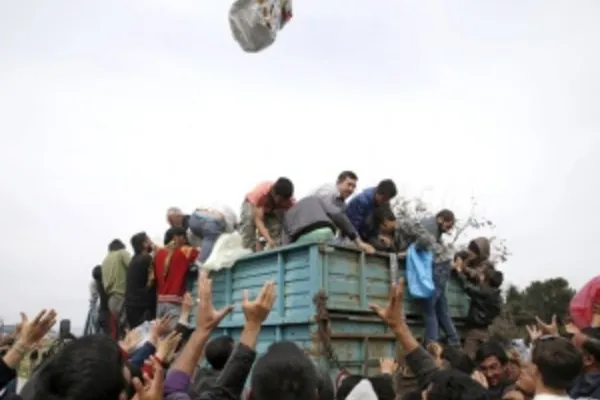 
				
					Grécia evacua campo de migrantes na fronteira com a Macedônia
				
				