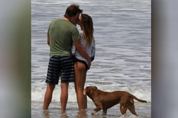 
				
					Gisele Bündchen troca carinhos com marido Tom Brady em viagem à Costa Rica
				
				