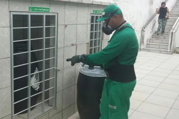
				
					Fiscais notificam laboratório por descarte irregular de lixo hospitalar
				
				