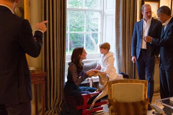 
				
					Obama defende que Reino Unido fique na UE e conhece príncipe George
				
				