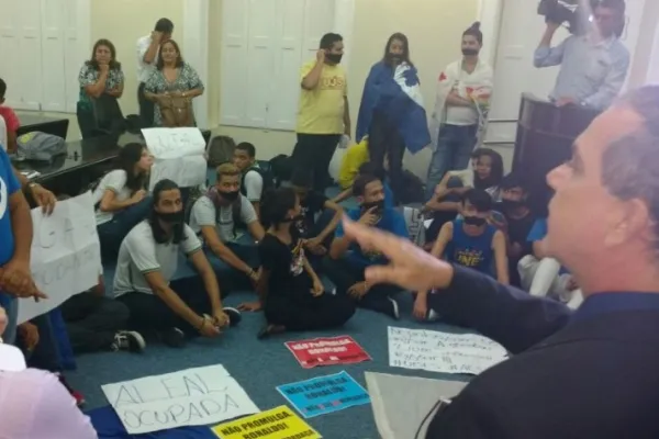 
				
					Vídeo: Estudantes ocupam o plenário da ALE para protestar contra o Escola Livre
				
				