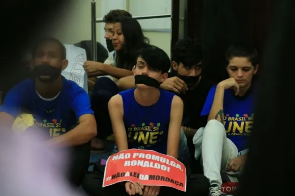 
				
					Vídeo: Estudantes ocupam o plenário da ALE para protestar contra o Escola Livre
				
				