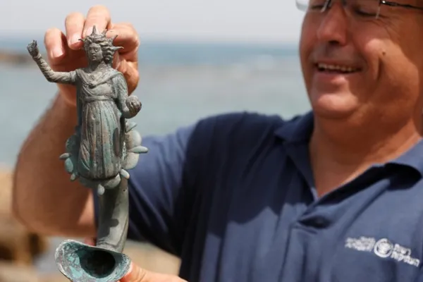 
				
					Mergulhadores encontram estátuas e moedas da época romana em Israel
				
				