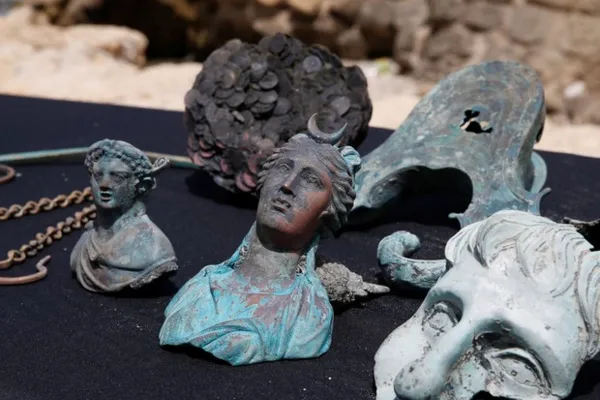 
				
					Mergulhadores encontram estátuas e moedas da época romana em Israel
				
				