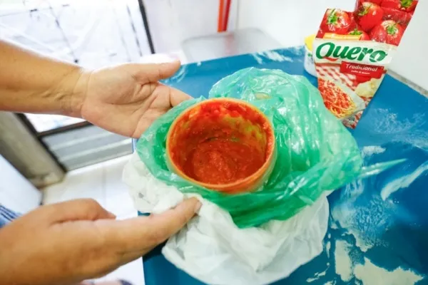 
				
					Consumidora de Maceió afirma ter achado rato em molho de tomate
				
				