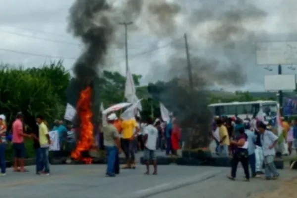 
				
					Integrantes de movimentos sociais interditam a BR-101 em São Miguel dos Campos
				
				