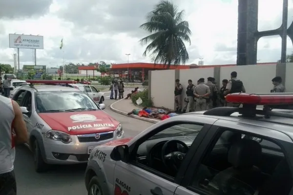 
				
					Polícia apreende dez menores que planejavam arrastão em supermercado
				
				