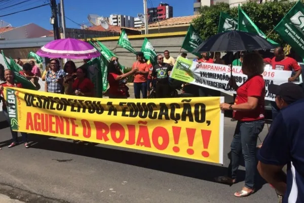 
				
					Sinteal protesta na Vice-Governadoria para cobrar cumprimento de pauta
				
				