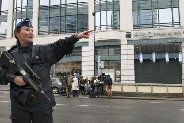 
				
					Centro comercial em Bruxelas é isolado após alerta de bomba
				
				
