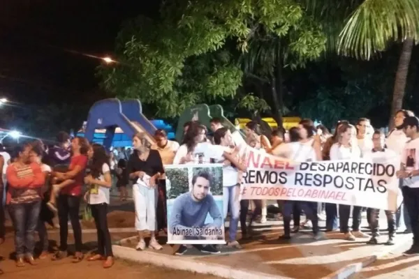 
				
					Familiares de jovem desaparecido fazem caminhada na Ponta Verde
				
				