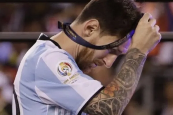 
				
					Messi perde pênalti, e Argentina é vice pela segunda vez seguida para Chile
				
				