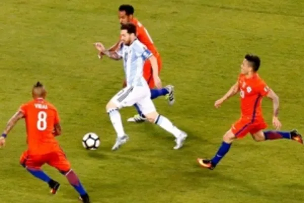 
				
					Messi perde pênalti, e Argentina é vice pela segunda vez seguida para Chile
				
				