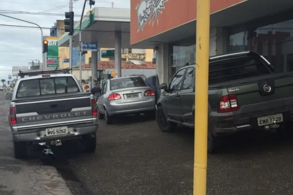 
				
					Acidente envolvendo cinco carros atrapalha trânsito na Avenida Rotary
				
				