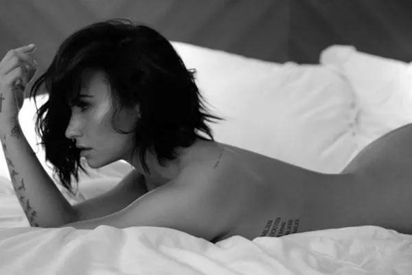 
				
					Demi Lovato posta fotos sem roupa para promover seu novo single
				
				
