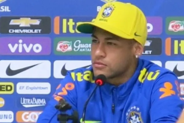 
				
					Neymar rebate questão sobre falta de comprometimento: "Não posso sair?"
				
				