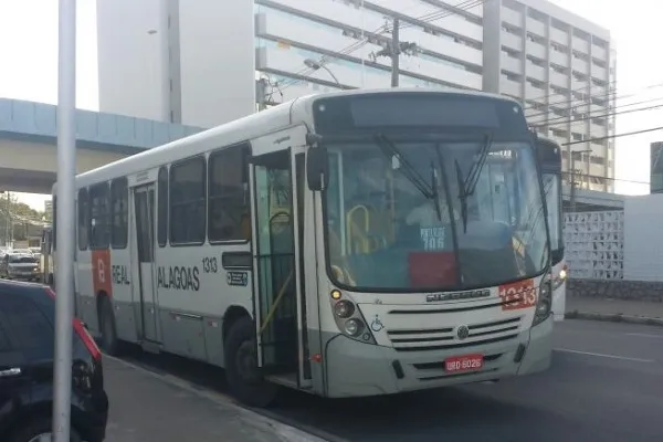 
				
					Bandidos armados invadem ônibus e assaltam passageiros na Mangabeiras 
				
				