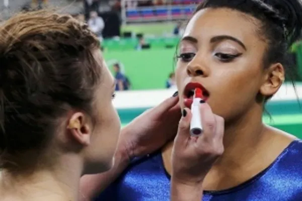
				
					Ginastas capricham na maquiagem para provas na Olimpíada Rio 2016
				
				