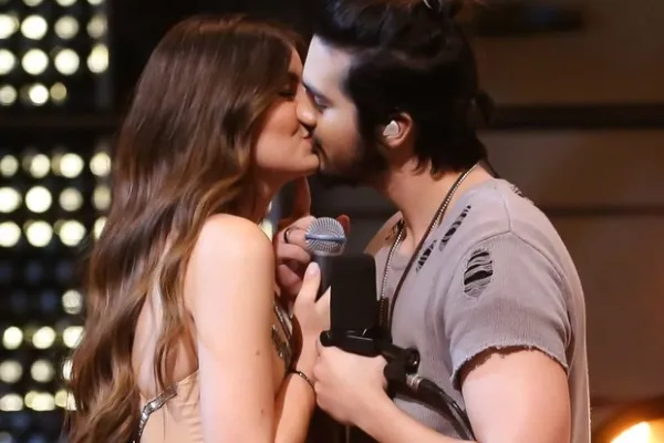 
				
					Luan Santana e Camila Queiroz se beijam em gravação de DVD
				
				