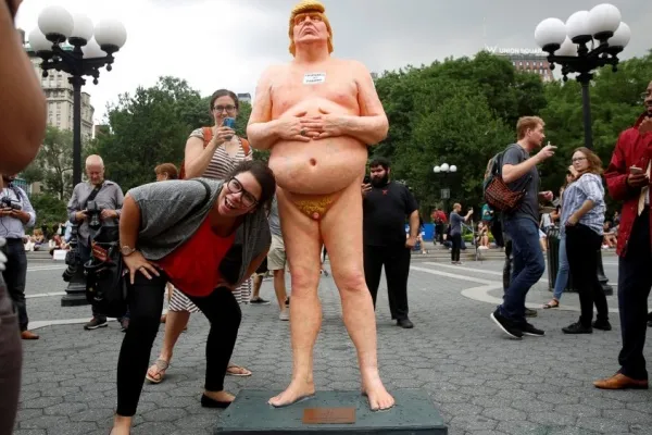 
				
					Estátua nua de Donald Trump vira atração em Nova York
				
				