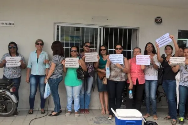
				
					Funcionários do Centro de Zoonoses protestam contra transferência de serviços
				
				