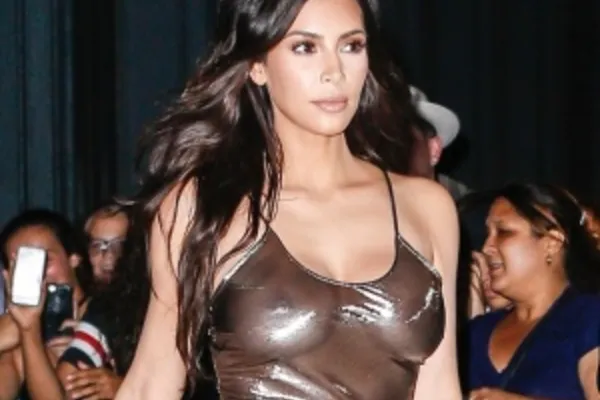 
				
					Kim Kardashian investe em look exótico e acaba mostrando demais
				
				