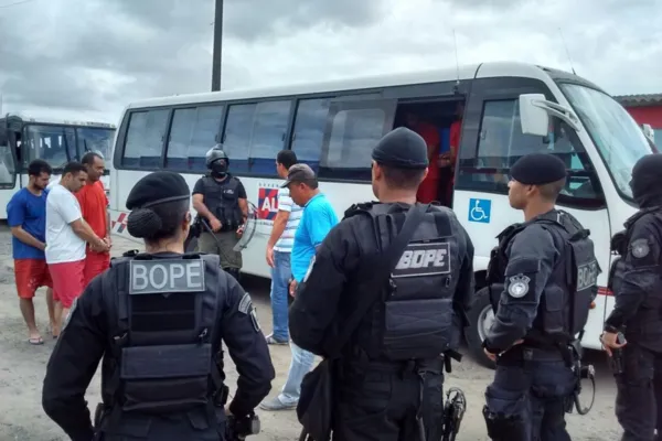 
				
					Estado transfere 100 presos suspeitos de planejar crimes de Maceió para Agreste
				
				