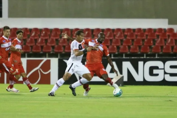 
				
					Com gols de Neto Baiano, CRB vence Joinville e assume 7º lugar na Série B
				
				