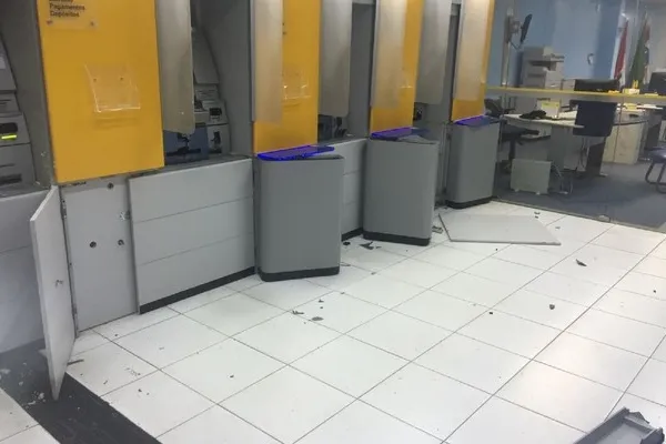 
				
					Grupo armado tenta explodir cofres de agência bancária em Quebrangulo 
				
				