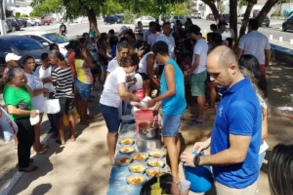 
				
					Voluntários deixam o lazer de lado para ajudar necessitados em Maceió
				
				