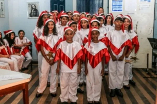 
				
					Escadarias do Lar São Domingos recebem crianças para o 'Concerto de Natal' 
				
				
