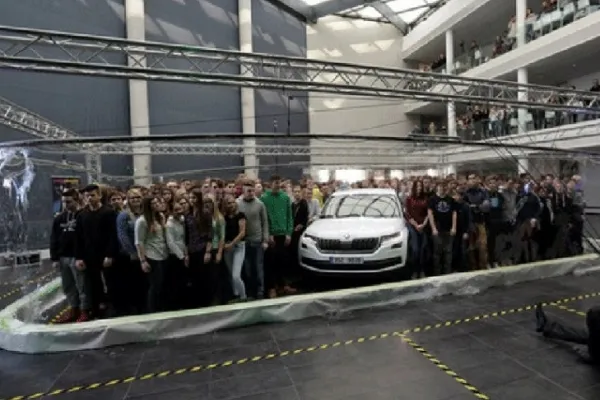 
				
					Bolha de sabão gigante engloba 275 pessoas e carro na República Tcheca
				
				