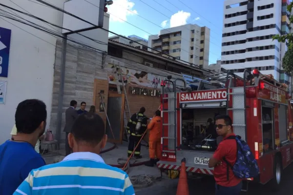 
				
					Princípio de incêndio atinge clínica de fisioterapia na Ponta Verde
				
				