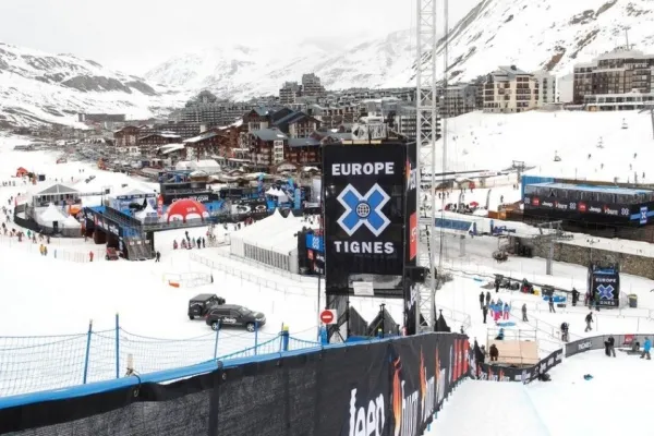 
				
					Avalanche atinge esquiadores em estação de esqui na França
				
				