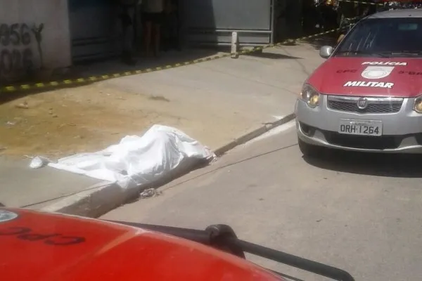 
				
					Mulher é assassinada a tiros a poucos metros de casa no Canaã
				
				