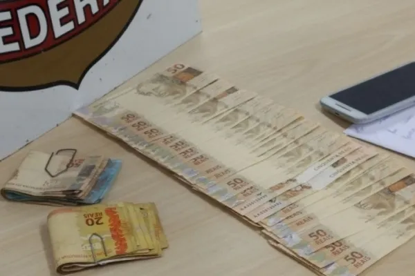 
				
					PF cumpre mandado em Penedo e prende homem com cédulas falsas de dinheiro
				
				