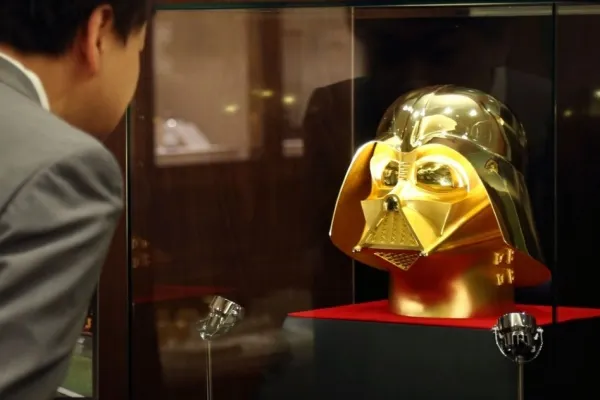 
				
					Joalheria de Tóquio lança máscara de Darth Vader feita de ouro
				
				