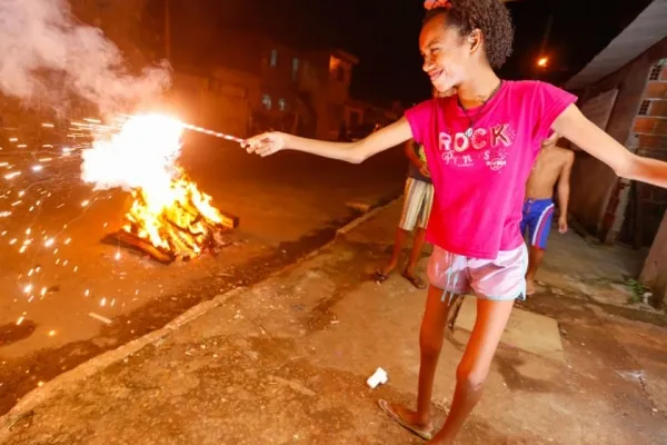 
				
					Famílias mantêm tradição de montar fogueira na véspera de Santo Antônio
				
				