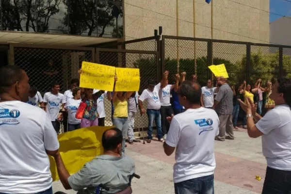 
				
					Membros da Adefal protestam contra suspensão de pleito eleitoral
				
				